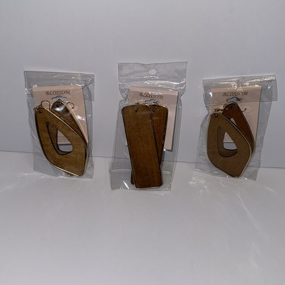 Blossom (Set of 3) Light Brown Earrings Gold trim & New in Package - Picture 17 of 17